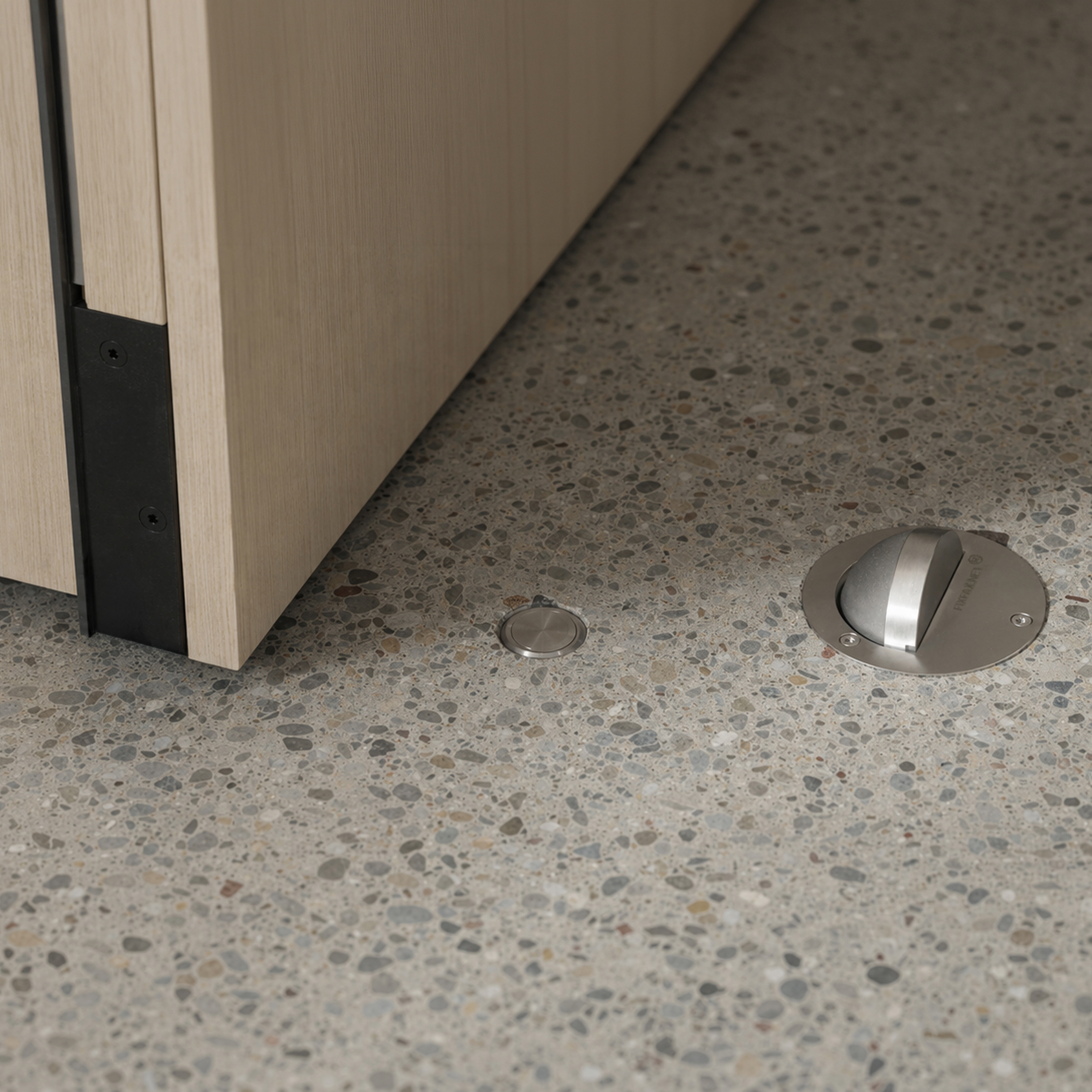 HSLU — Bodendetail der Pivot Türen Systemwand