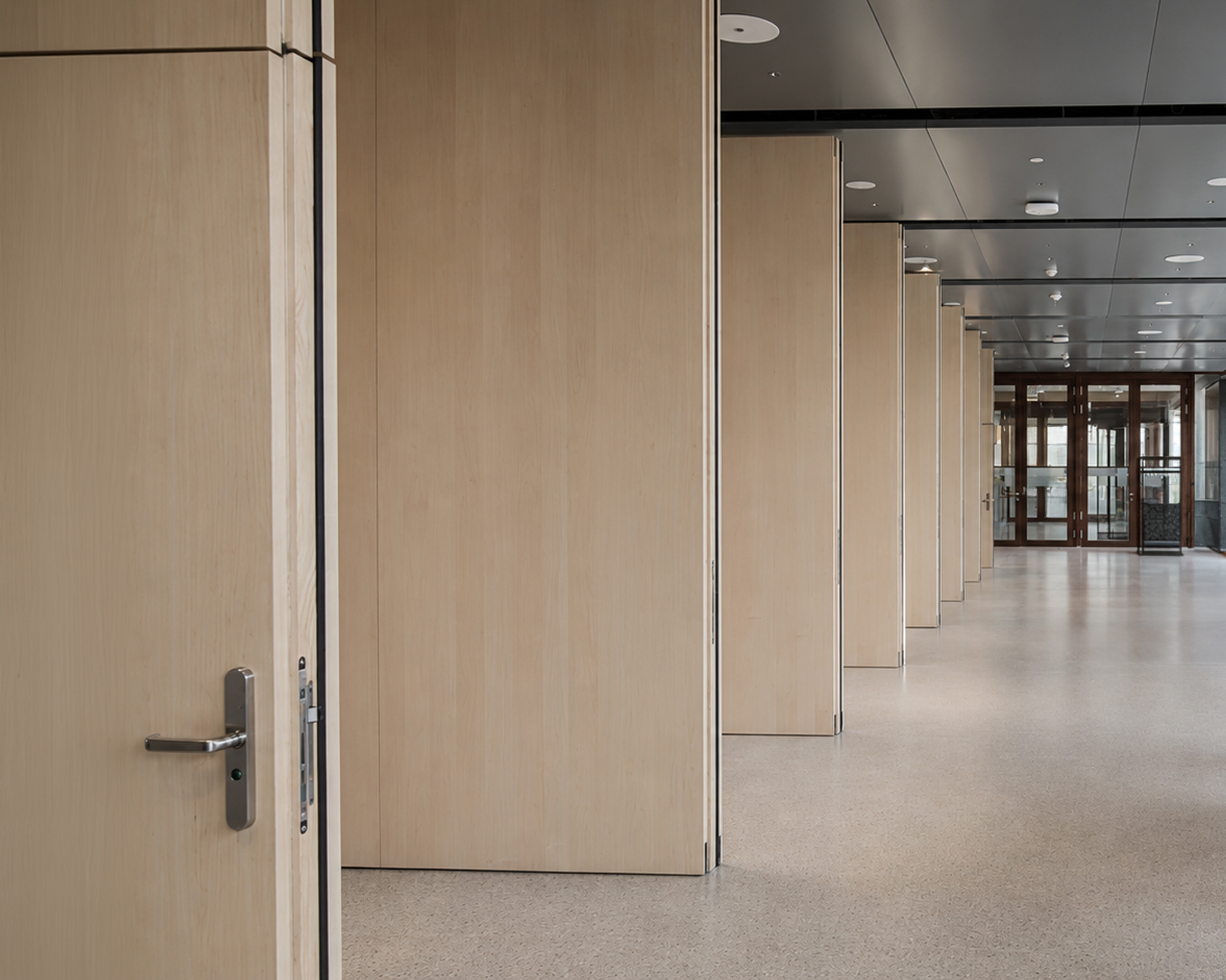 HSLU — Pivot Türen Systemwand als Raumabfolge
