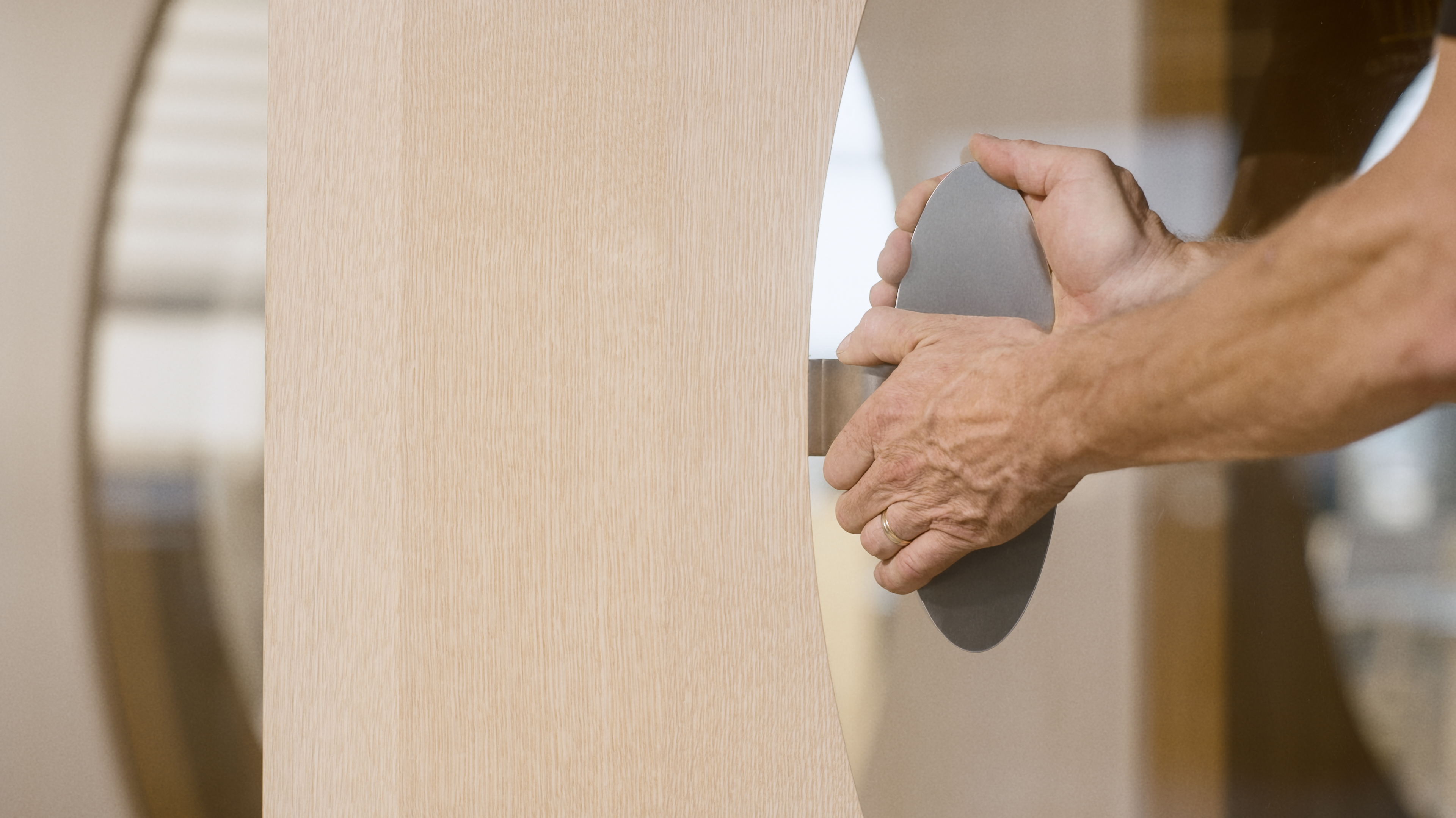 Türdetail von Hand geprüft